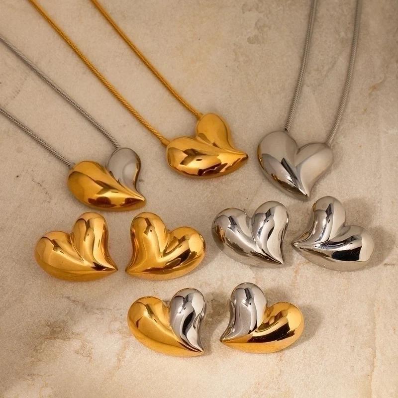 Orecchini a bottone cuore colore argento